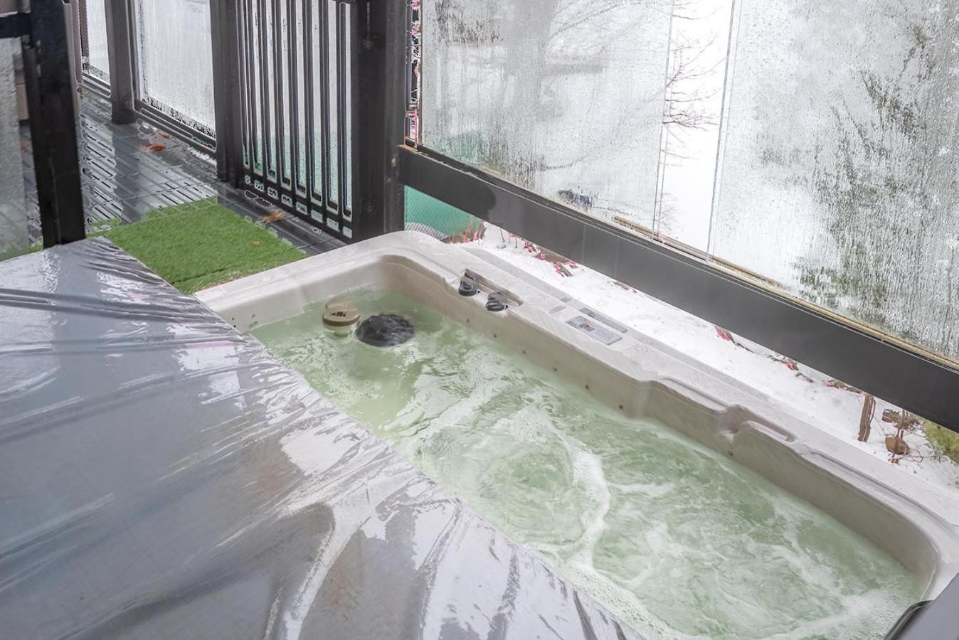 Rustic Waterfront Chalet Panoramic View And Spa Chertsey Extérieur photo