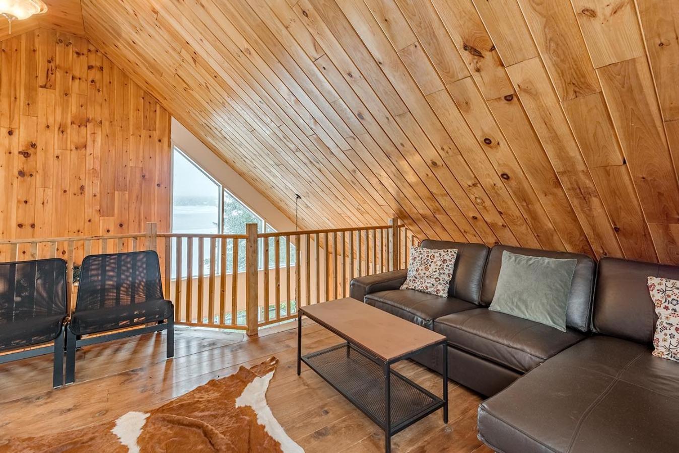 Rustic Waterfront Chalet Panoramic View And Spa Chertsey Extérieur photo