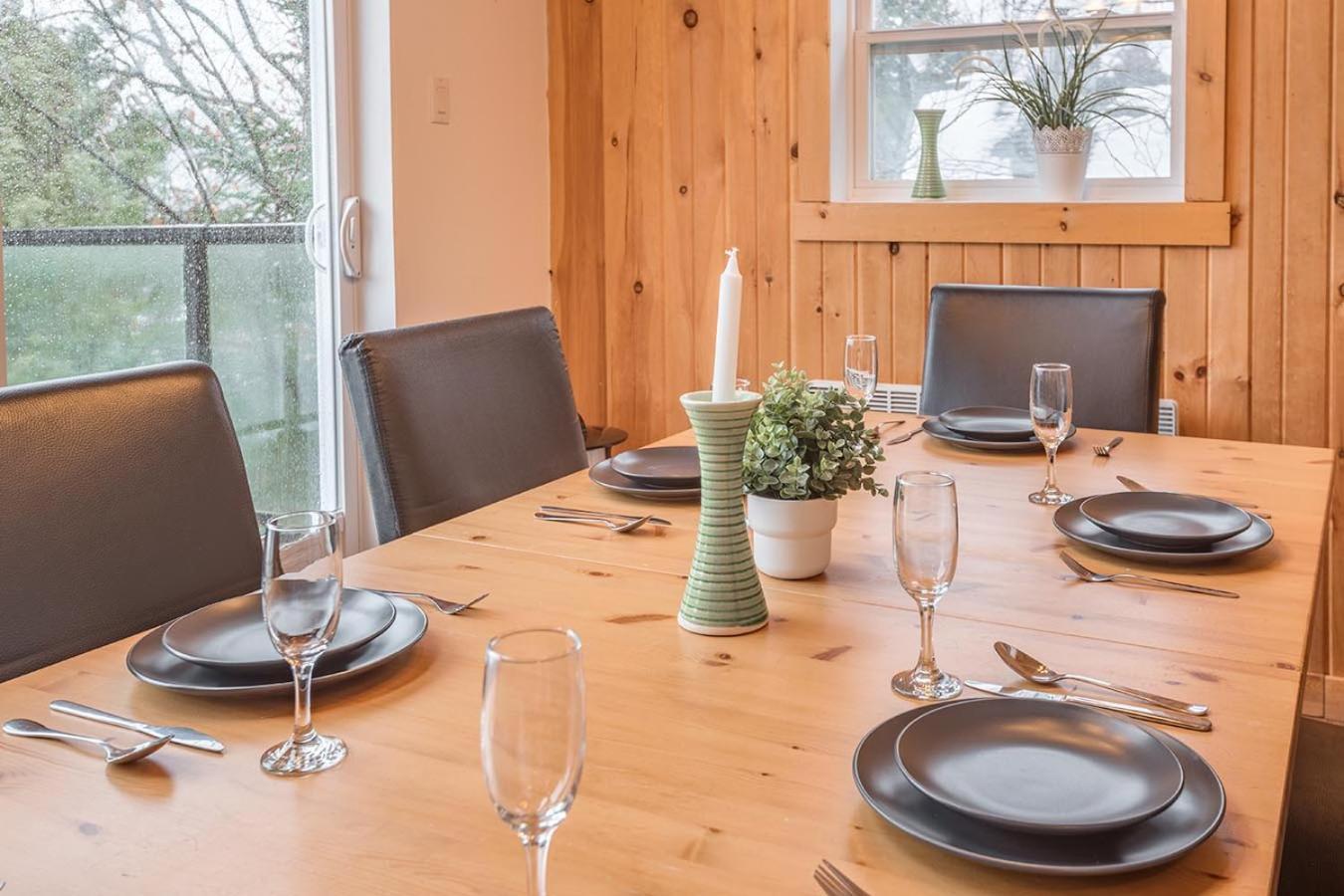 Rustic Waterfront Chalet Panoramic View And Spa Chertsey Extérieur photo