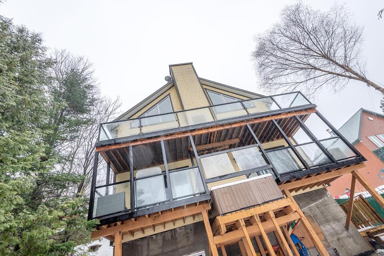 Rustic Waterfront Chalet Panoramic View And Spa Chertsey Extérieur photo