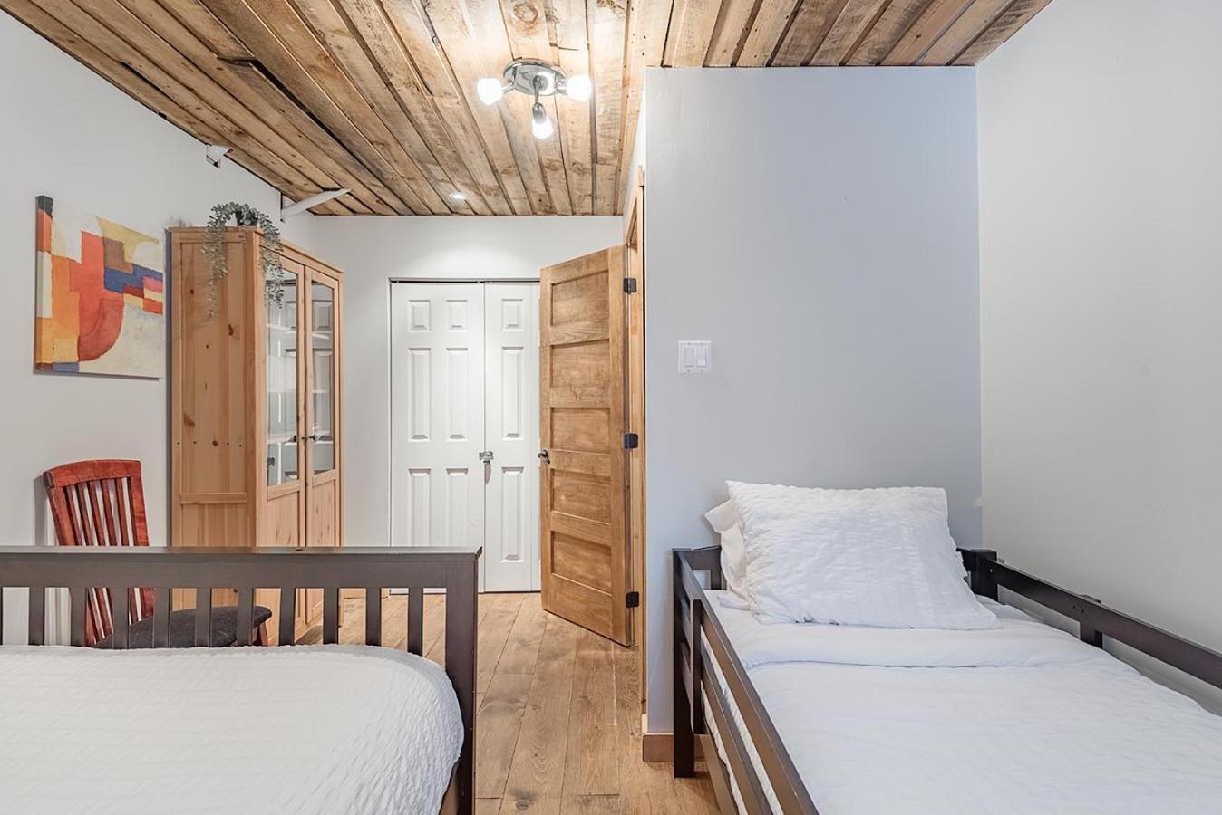 Rustic Waterfront Chalet Panoramic View And Spa Chertsey Extérieur photo