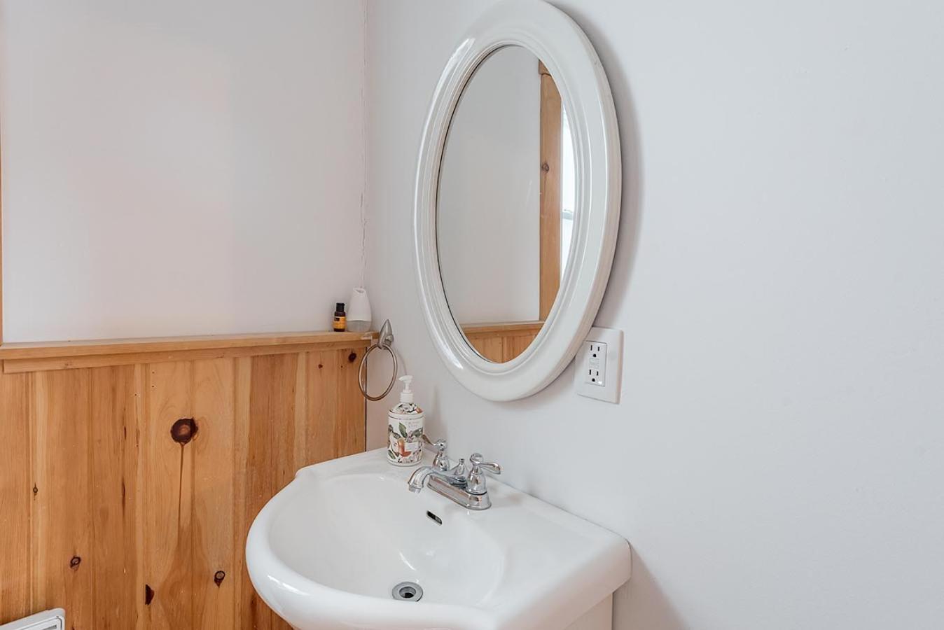 Rustic Waterfront Chalet Panoramic View And Spa Chertsey Extérieur photo