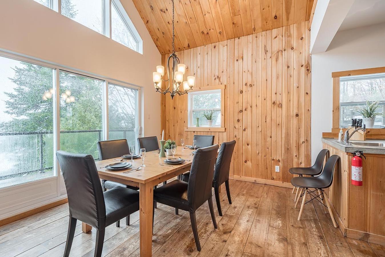 Rustic Waterfront Chalet Panoramic View And Spa Chertsey Extérieur photo