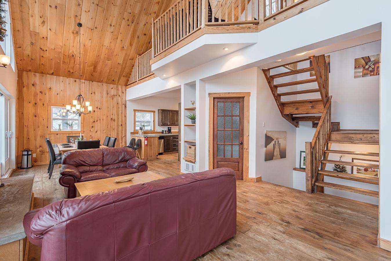 Rustic Waterfront Chalet Panoramic View And Spa Chertsey Extérieur photo