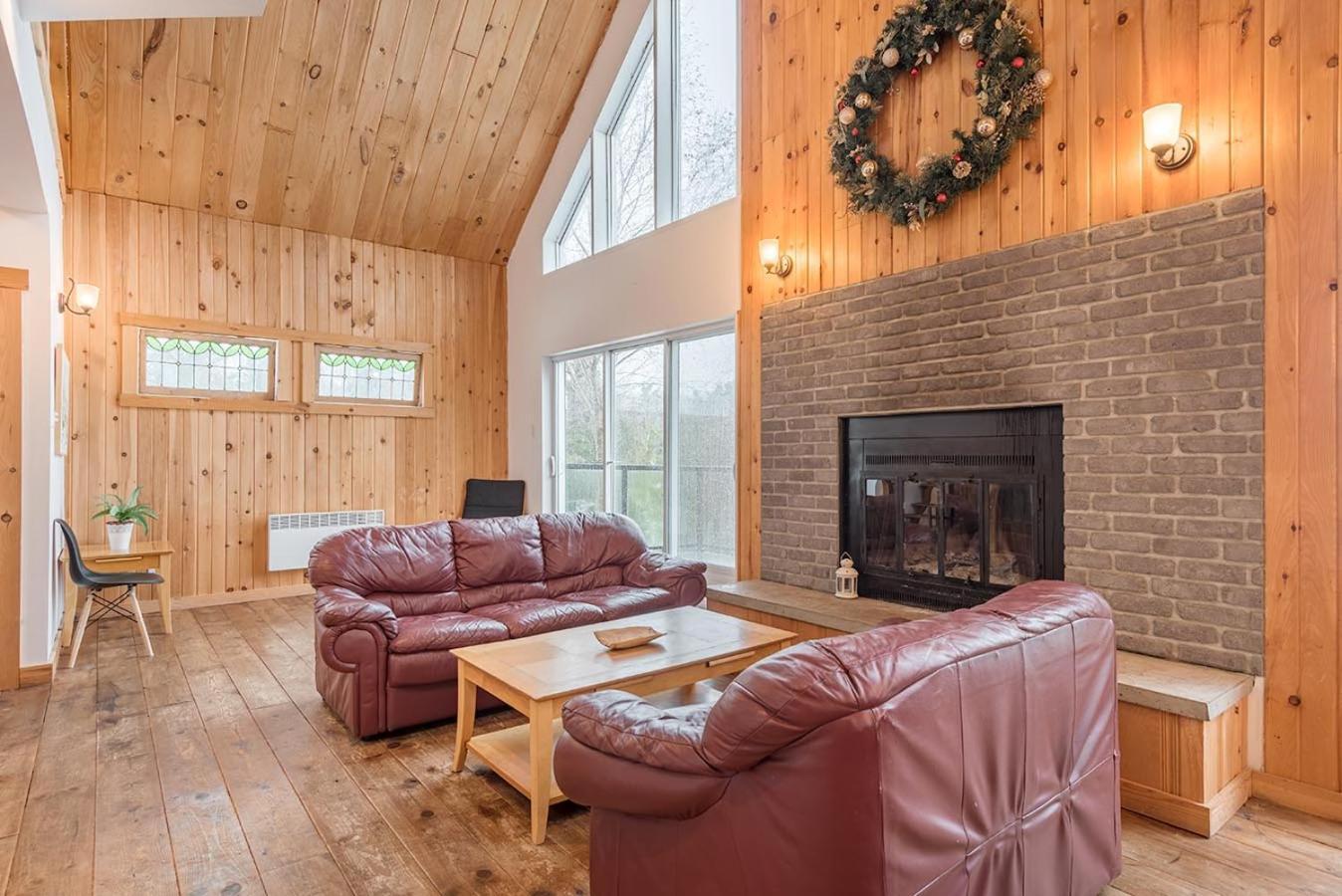 Rustic Waterfront Chalet Panoramic View And Spa Chertsey Extérieur photo