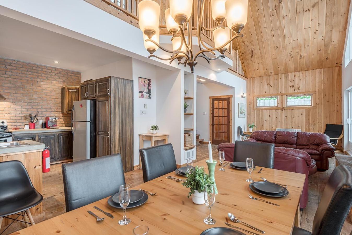 Rustic Waterfront Chalet Panoramic View And Spa Chertsey Extérieur photo