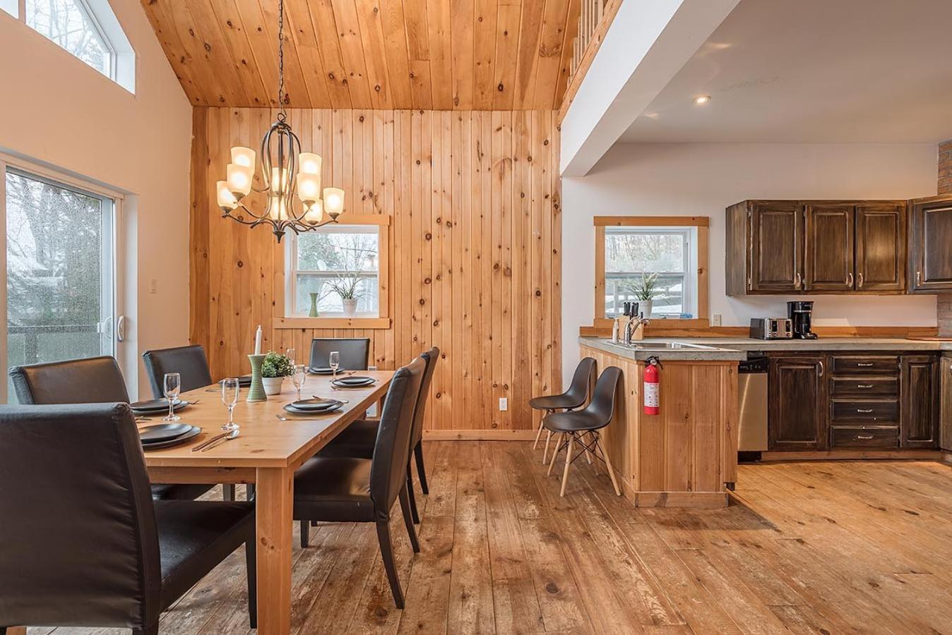 Rustic Waterfront Chalet Panoramic View And Spa Chertsey Extérieur photo