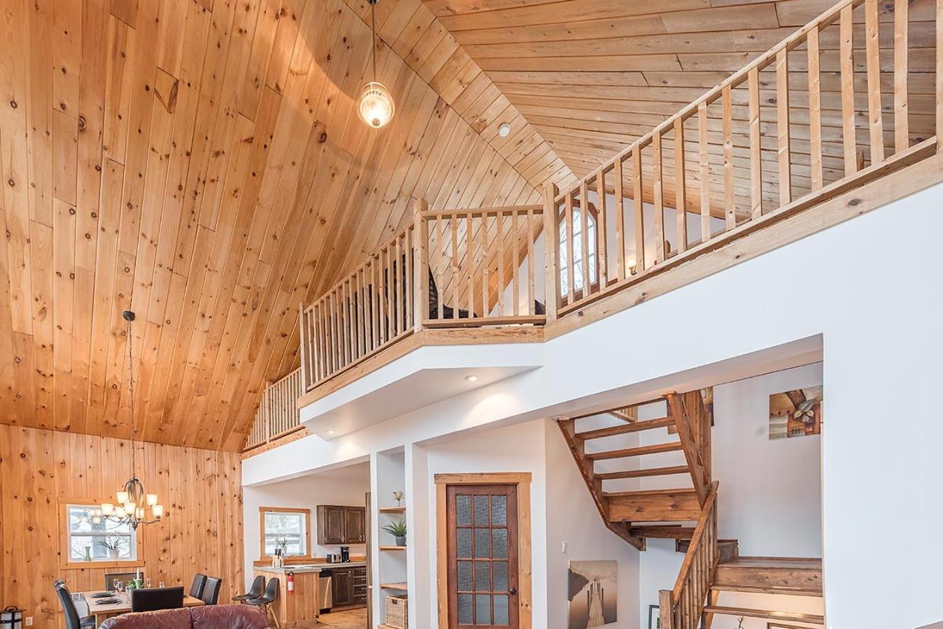 Rustic Waterfront Chalet Panoramic View And Spa Chertsey Extérieur photo