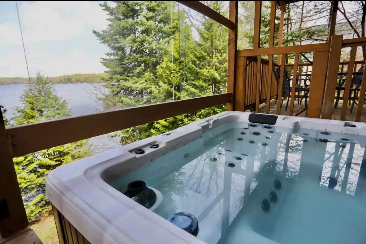 Rustic Waterfront Chalet Panoramic View And Spa Chertsey Extérieur photo