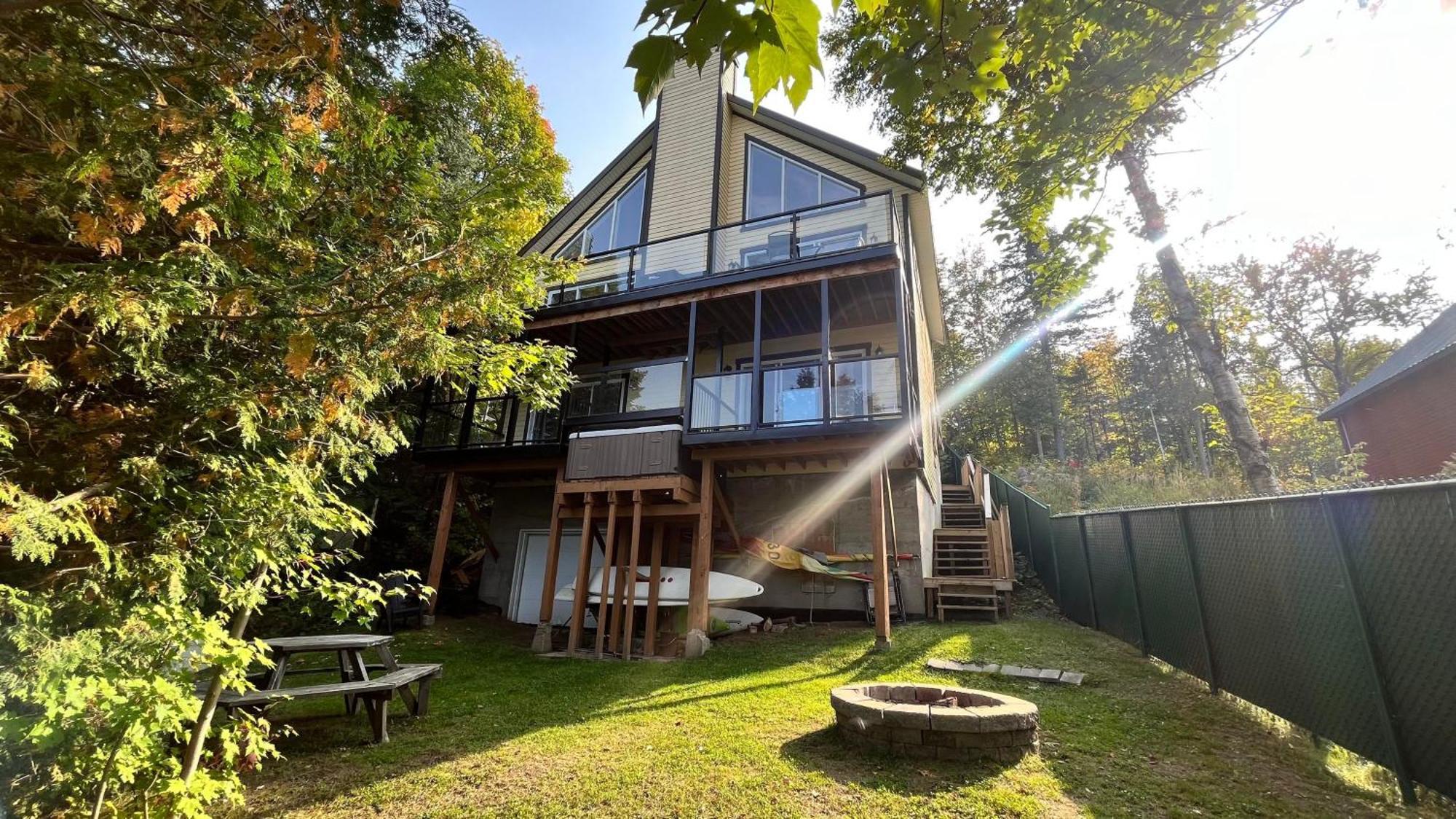 Rustic Waterfront Chalet Panoramic View And Spa Chertsey Extérieur photo